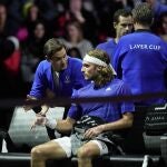 Roger Federer charla con Tsitsipas durante la última Laver Cup