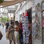 Varias turistas entran en una tienda de souvenirs en la capital hispalense