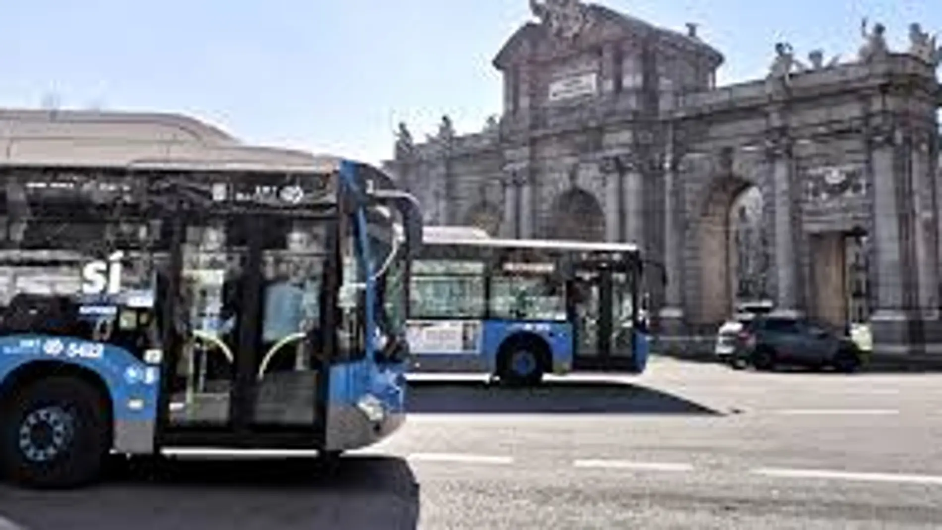 Buses en la Puerta de Alcalá, una de las entradas de El Retiro