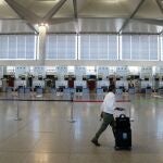 Un hombre con mascarilla en instalaciones de un aeropuerto
