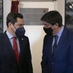 El presidente de la Junta de Andalucía, Juanma Moreno, a la izquierda, junto al vicepresidente, Juan Marín