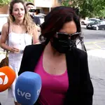 Ana Elizabeth, la persona contratada por Luis Lorenzo y su mujer para cuidar de la anciana, llega a los juzgados
