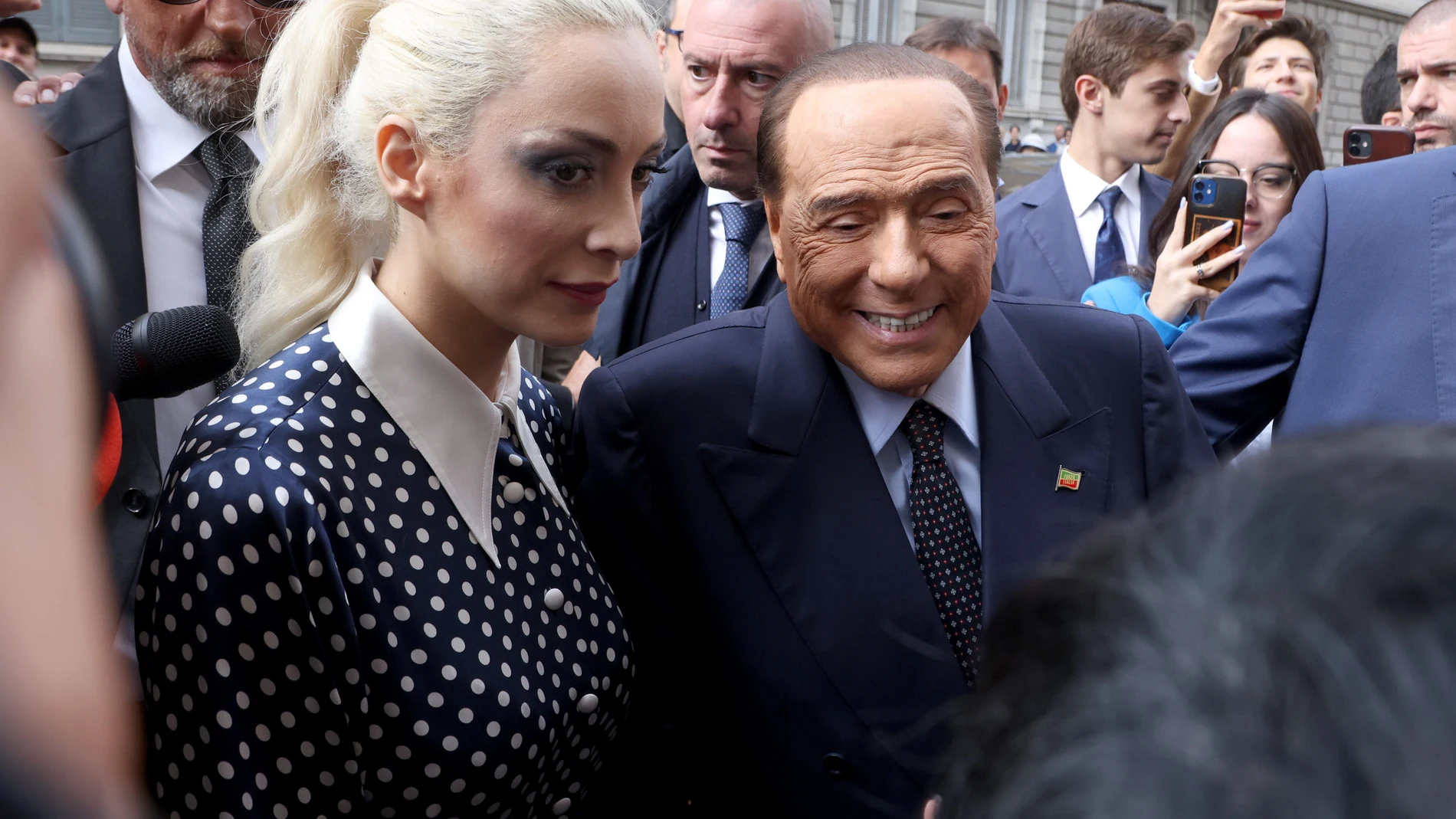 Silivio Berlusconi acude a votar junto a su pareja, Marta Fascina, en Milán