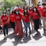 Representantes de la candidatura de Juan Espadas, enfundados en la misma camiseta al acudir ayer a entregar avales a la sede del PSOE-A