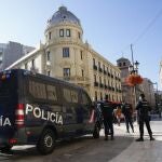 Agentes de la Policía, junto a un vehículo del cuerpo, en Granada