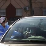 Sanitarias vacunan contra la Covid-19 a varias personas en el municipio sevillano de Lora del Río