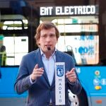 El alcalde de Madrid, José Luis Martínez-Almeida, presenta este miércoles los nuevos autobuses eléctricos que se incorporan a la línea 50 de la Empresa Municipal de Transportes que recorre el distrito de Centro