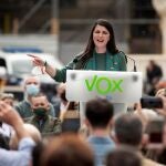 La secretaria general del Grupo Parlamentario Vox en el Congreso, Macarena Olona, da un discurso durante un acto este domingo en Sevilla