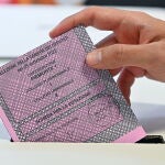 Un hombre ejerce su derecho al voto en un colegio electoral en Turín