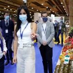 La vicealcaldesa de Madrid, Begoña Villacís, visita uno de los expositores en la jornada de inauguración de Madrid Fusión