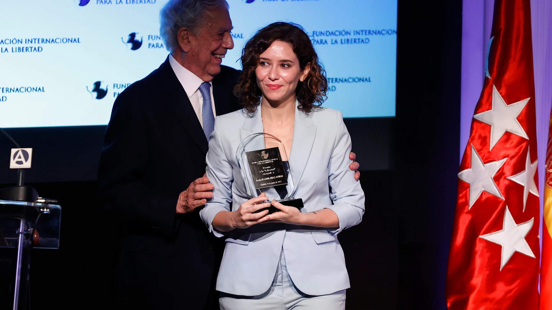 La presidenta Isabel Díaz Ayuso recibe el Premio a la Libertad de manos del escritor Mario Vargas Llosa, presidente de la Fundación Internacional para la Libertad, en el marco de la celebración del XV Foro Atlántico este lunes, en Casa América