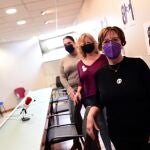 La secretaria de Igualdad de UGT Madrid, Ana Sánchez de la Coba (c); la vicepresidenta de la Federación de Asociaciones de Mujeres de la Comunidad de Madrid, Elena Sigüenza (d) y la portavoz del Movimiento Feminista de Madrid, Claudia Stein (i).
