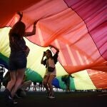 Dos chicas participan en una manifestación convocada por el Día Internacional del Orgullo LGTBI