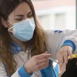 Una mujer recibe una vacuna