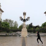 Vista de la entrada cerrada debido al mal tiempo del parque del Retiro este pasado miércoles en Madrid