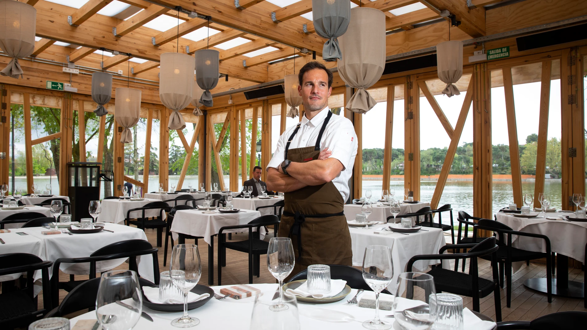 Restaurante terraza en la Casa de Campo de Madrid, Villa Verbena. Fotos de la terraza cubierta junto a su cocinero Javier Mayor.