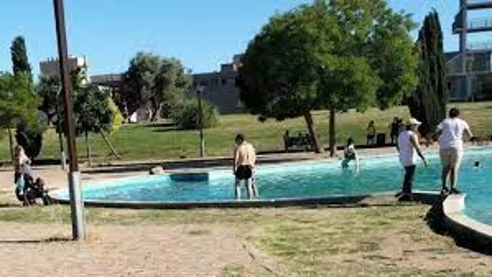 Baños ilegales en fuentes públicas de Alcorcón