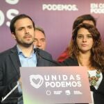 El ministro Alberto Garzón, junto a Noelia Vera
