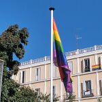 Bandera en la plaza Pedro Zerolo