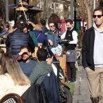Las llamadas "terrazas Covid", nuevas o ampliadas, avaladas por muchos ayuntamientos para salvar a bares y restaurantes del cierre al que les abocaban las restricciones antiCovid