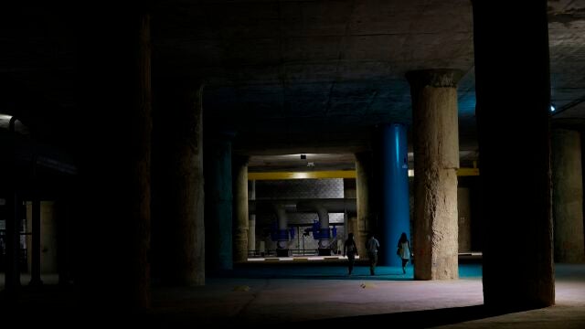 Una de las grandes pistas de entrenamiento de golf del Club de Campo de Madrid esconde bajo su extenso terreno una inmensa infraestructura, uno de los tanques de tormentas más grandes del mundo, con una capacidad próxima a los 400.000 metros cúbicos de agua.