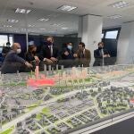 El consejero madrileño de Transportes, David Pérez, con el presidente de Distrito Castellana Norte, Álvaro Aresti