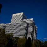 Trabajadores de empresas en la zona de negocios y oficinas de la plaza de Azca a primera hora de la mañana