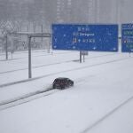 Un coche circula por la M-30 en Madrid en pleno temporal de Filomena