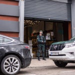 Un agente de la Unidad Central Operativa de la Guardia Civil (UCO) vigila en uno de los registros realizados a establecimientos del polígono industrial de Cobo Calleja