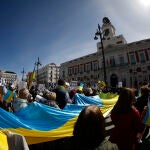 Miles de personas participan en una marcha desde la Plaza de España hasta la Puerta del Sol en Madrid para pedir el fin de la guerra en Ucrania