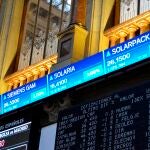 Paneles muestran informaciones de empresas en la Bolsa de Madrid