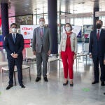 En la imagen, la directora de Fitur, María Valcarce; el viceconsejero Cultura y Turismo, Daniel Martínez; el presidente de IFEMA, José Vicente de los Mozos; la ministra de Turismo, Reyes Maroto; el presidente de Iberia, Javier Sánchez-Prieto y el director general de IFEMA, Eduardo López Puertas posan durante la presentación de FITUR 2021