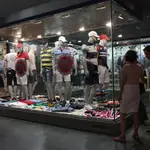 Dos personas frente a un escaparate en Madrid