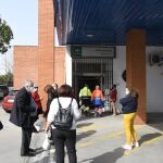 Vista de la entrada de un centro de salud ubicado en la capital hispalense