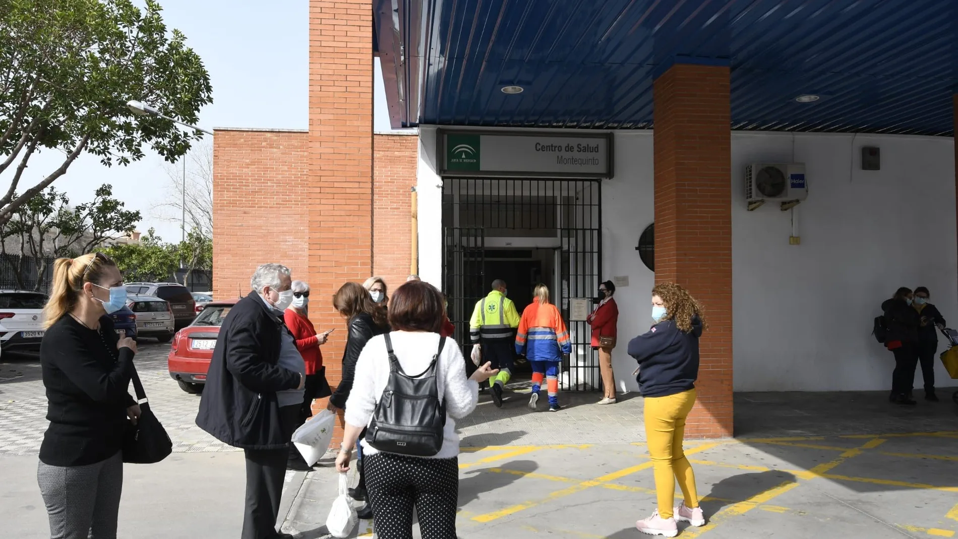 Vista de la entrada de un centro de salud ubicado en la capital hispalense