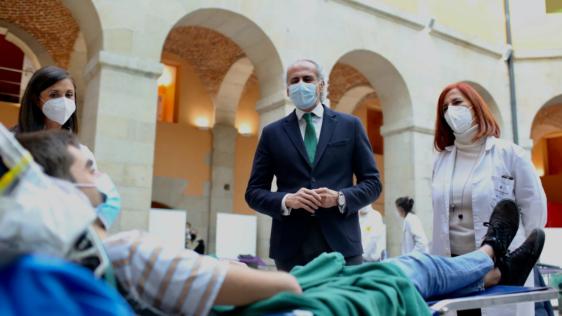 Enrique Ruiz Escudero visita el maratón de donaciones en la Real Casa de Correos