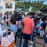 Varios estudiantes, que se encontraban en cuarentena por el macrobrote de Covid-19, aguardan a su llegada a la estación marítima para embarcar en el "barco burbuja" hacia Valencia