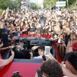 Omar Montes subido a un Ferrari rojo