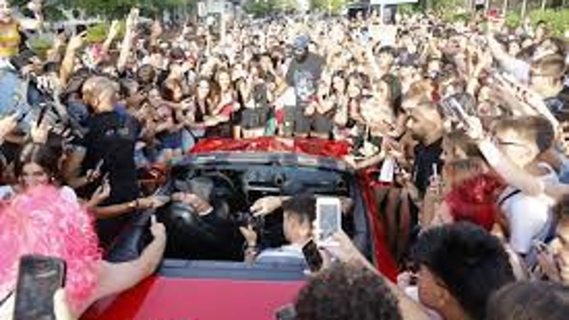 Omar Montes subido a un Ferrari rojo