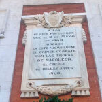Placa limpia y reparada con la corona de laurel en la Puerta del Sol de Madrid