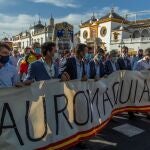 Figuras del toreo retirados y en activo como Juan Antonio Ruiz “Espartaco “, Pablo Aguado o Manuel Escribano, entre otros, portan una pancarta en la concentración que ha tenido lugar en Sevilla
