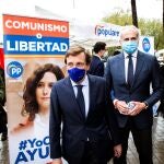 El portavoz nacional del PP y alcalde de Madrid, José Luis Martínez-Almeida, y el consejero de Sanidad, Ruiz Escudero, visitan una mesa informativa del PP de Madrid de cara a las elecciones que celebrará la Comunidad el próximo 4 de mayo