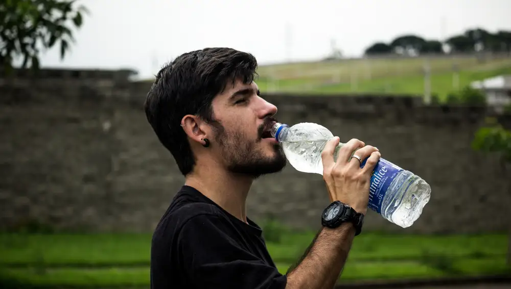 Hombre bebiendo agua