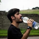 Hombre bebiendo agua