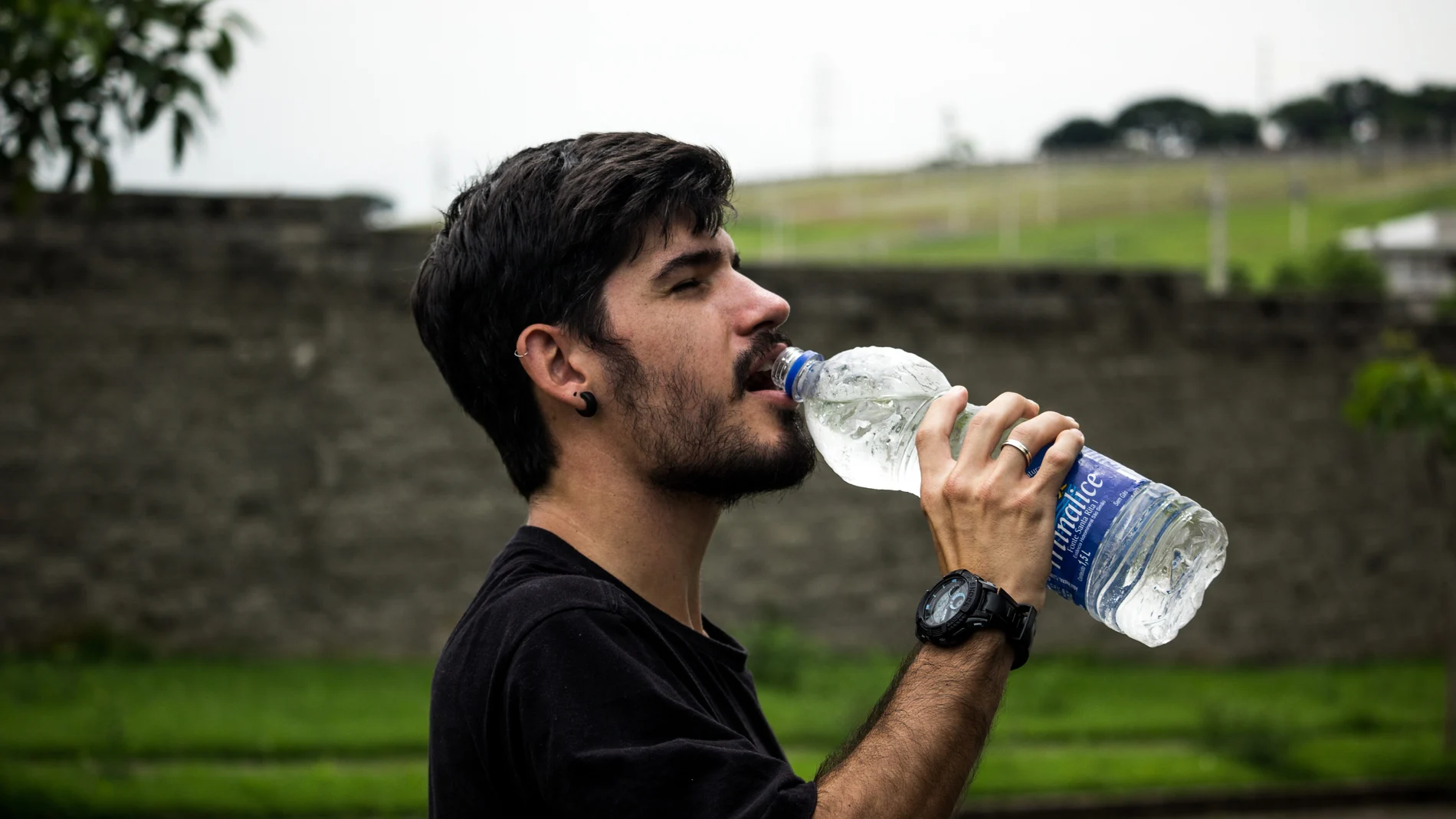Hombre bebiendo agua