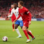 Mikkel Damsgaard de la selección danesa en un partido contra Francia