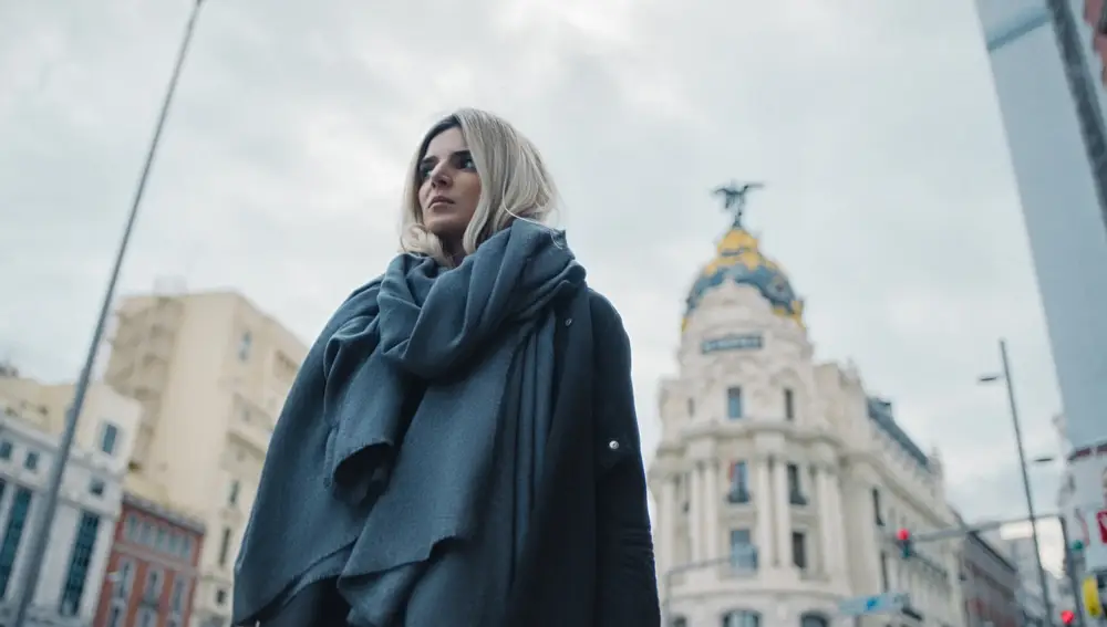 Clara Lago en "Limbo", en la que interpreta a una "influencer" a medio camino entre Madrid y Buenos Aires