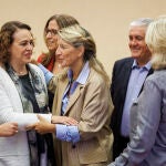 La Ministra de Trabajo, Yolanda Diaz, saluda a la diputada socialista Magdalena Valerio, antes de comparecer en la Comisión de Trabajo