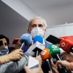 El consejero de Sanidad, Enrique Ruiz Escudero, ofrece declaraciones a los medios de comunicación tras el inicio de la administración de la cuarta dosis de la vacuna frente al COVID-19 a los usuarios y trabajadores sociosanitarios de residencias, en la Residencia pública de Mayores de Vallecas, a 26 de septiembre de 2022, en Madrid.
