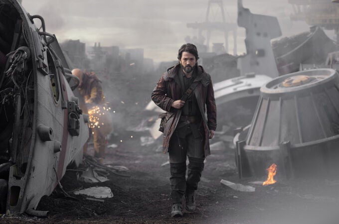 Diego Luna, protagonista absoluto de "Andor", ya disponible en Disney+ ©2022 Lucasfilm Ltd. & TM. All Rights Reserved.